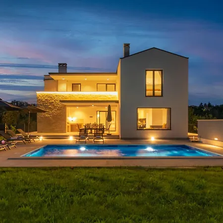 Modern 300m² - King Beds And Leisure Zone By Interhome