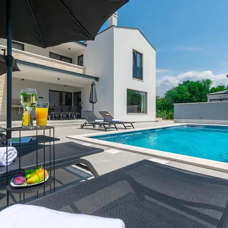 Modern 300m² - King Beds And Leisure Zone By Interhome בית נופש
