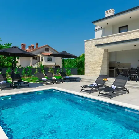Modern 300m² - King Beds And Leisure Zone By Interhome *