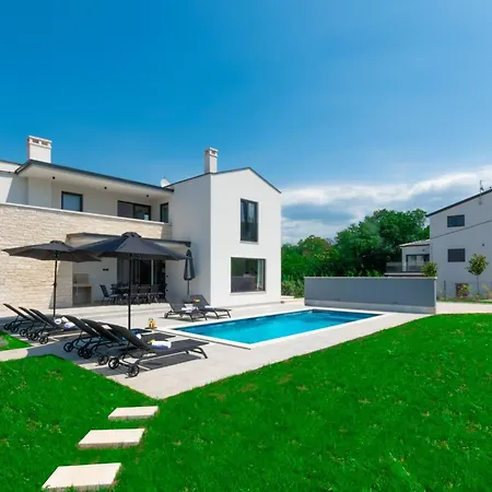 Modern 300m² - King Beds And Leisure Zone By Interhome * Kringa