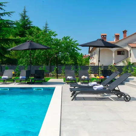 Modern 300m² - King Beds And Leisure Zone By Interhome בית נופש