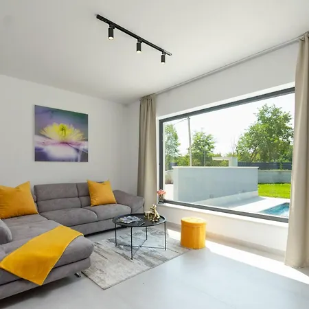 Modern 300m² - King Beds And Leisure Zone By Interhome
