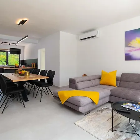 Modern 300m² - King Beds And Leisure Zone By Interhome