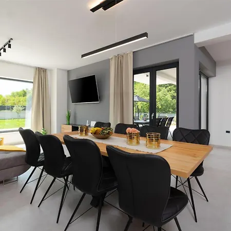 Modern 300m² - King Beds And Leisure Zone By Interhome *