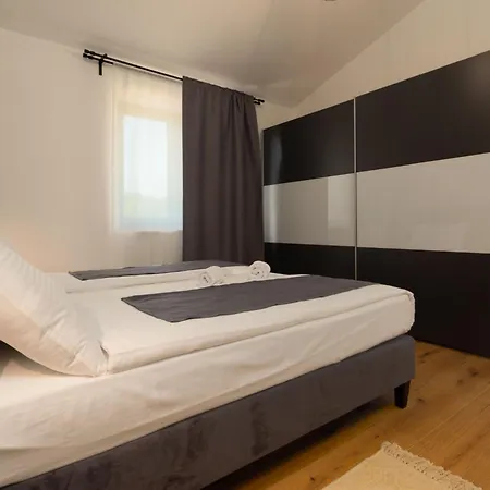 Modern 300m² - King Beds And Leisure Zone By Interhome *