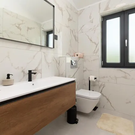 Modern 300m² - King Beds And Leisure Zone By Interhome בית נופש