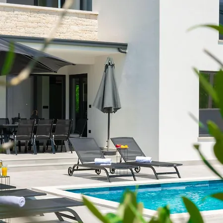 Modern 300m² - King Beds And Leisure Zone By Interhome *