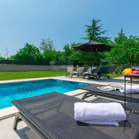 Modern 300m² - King Beds And Leisure Zone By Interhome
