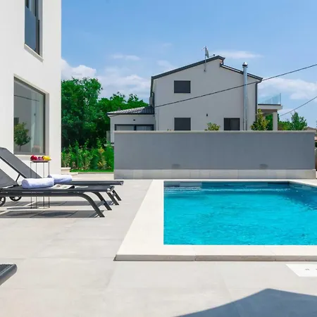 Modern 300m² - King Beds And Leisure Zone By Interhome Casa vacanze Kringa