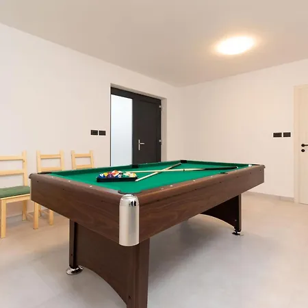 Modern 300m² - King Beds And Leisure Zone By Interhome * Kringa